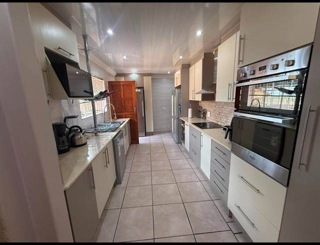 6 BEDROOM HOUSE FOR SALE IN THE REEDS